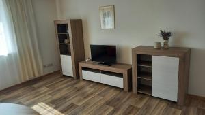 Televízia a/alebo spoločenská miestnosť v ubytovaní Apartmány 27