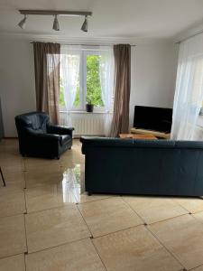 Televízia a/alebo spoločenská miestnosť v ubytovaní Apartament 150m2 SZCZYTNO Mazury City CENTER Lake View + 2 fotografie