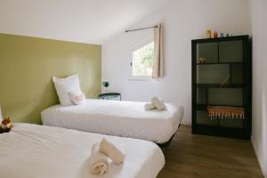 Slow Village Biscarrosse Lac客房内的一张或多张床位