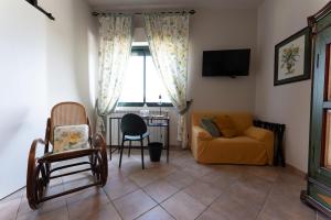 CatignanoにあるTenuta Tre Gemme in Cantina - Suite Tre Gemmeのソファと椅子のあるリビングルーム