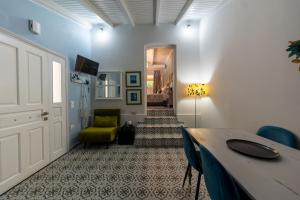 een kamer met een hal met een tafel en stoelen bij Arilia Country Cottage in Danilia