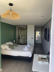 Łóżko lub łóżka w pokoju w obiekcie STUDIO CAMP NATURISTE VUE MER, le Gilyves cocooning