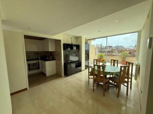 a kitchen and dining room with a table and chairs at Apartamento Amposta in Salou