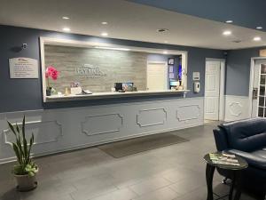 une salle d'attente avec comptoir dans une clinique dans l'établissement Baymont by Wyndham Warner Robins, à Warner Robins