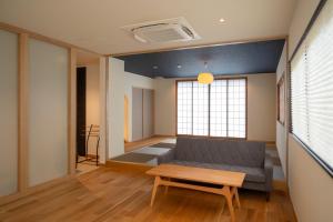 A seating area at 風香る森のホテル鈴桃rindou