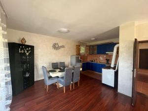 a kitchen and dining room with a table and chairs at Apartman FM in Arandelovac