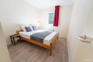 Postel nebo postele na pokoji v ubytování Résidence Vacancéole La Perrière