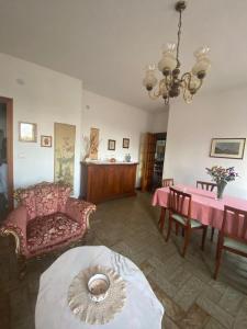 ein Wohnzimmer mit Sofa und Tisch in der Unterkunft Anima Vintage in Carbonia