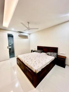 una camera da letto con un letto e un soffitto di Skylar Home a Zirakpur