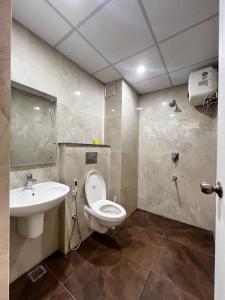 un bagno con un water e un lavandino di Skylar Home a Zirakpur