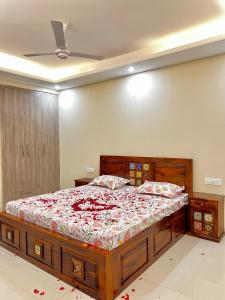 una camera da letto con un grande letto con fiori di Skylar Home a Zirakpur