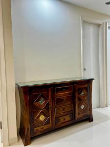un mobile in legno con cassetti e una parete di Skylar Home a Zirakpur