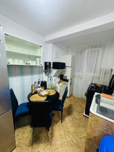 ネプトゥンにあるApartament Davidの部屋にテーブルと椅子のあるキッチン