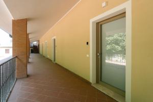 un pasillo vacío con una gran puerta de cristal en Nogarazza, en Arcugnano