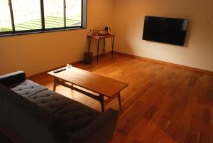A television and/or entertainment centre at 風香る森のホテル鈴桃rindou