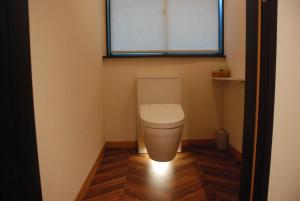 A bathroom at 風香る森のホテル鈴桃rindou