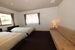 A bed or beds in a room at 風香る森のホテル鈴桃rindou