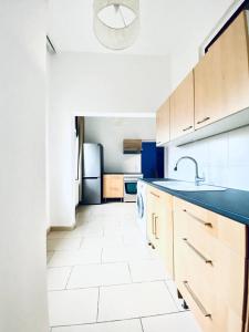 une cuisine avec un évier et un réfrigérateur dans l'établissement Cozy 4-Bedroom Apartment , Perfect for Groups, à Vienne
