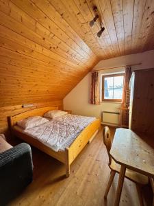 Postel nebo postele na pokoji v ubytování Chalets am Feuerkogel + 32 fotografií