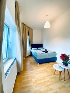 une chambre avec un lit et une table dans une pièce dans l'établissement Cozy 4-Bedroom Apartment , Perfect for Groups, à Vienne 46 autres photos