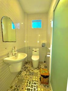 Ένα μπάνιο στο Đảo Bình Ba, căn hộ Trắng có BẾP, gần biển, không nhận khách quốc tế, 2 phòng đôi, nhận cọc trước mới giữ phòng