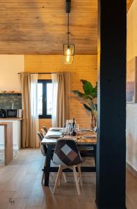 El HerrumblarにあるCasa Moluengo - Alma del Cabrielのテーブルと椅子のあるダイニングルーム