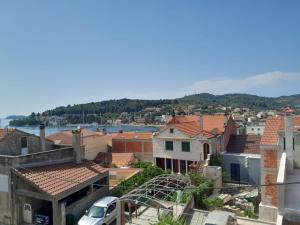 vista sulla città dal tetto di un edificio di Alanis a Vela Luka (Vallegrande)