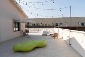 CatignanoにあるTenuta Tre Gemme in Cantina - Suite Tre Gemmeの建物のパティオに緑色の物体が置かれている