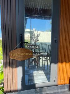 un cartel en una puerta de vidrio de un patio en TUTA House, en Cam Lâm
