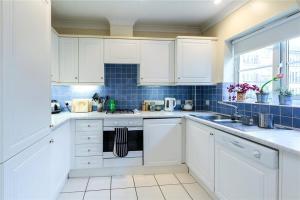 Dapur atau dapur kecil di Central & Modern Apartment by the River Thames