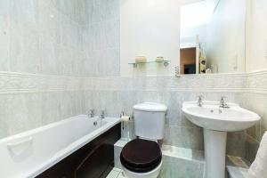 Bilik mandi di Central & Modern Apartment by the River Thames