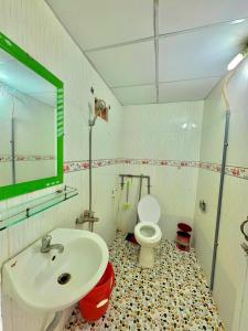 ein Badezimmer mit Waschbecken und Toilette in der Unterkunft Đảo Bình Ba, Khách sạn view biển, tầng cao, không nhận khách quốc tế, phòng giường đôi, nhận cọc mới giữ phòng in Ấp Binh Ba