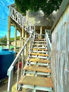eine Holztreppe, die zu einem Gebäude führt in der Unterkunft Đảo Bình Ba, Khách sạn view biển, tầng cao, không nhận khách quốc tế, phòng giường đôi, nhận cọc mới giữ phòng in Ấp Binh Ba