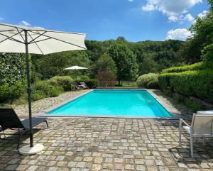 Bazén v ubytování Paddock Lodge - Suites Wellness & Chambres d'hôtes nebo v jeho okolí