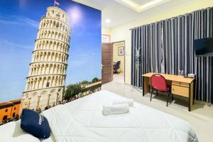 秾莎Urbanview Botania Meeting Point Batam by RedDoorz的有比萨斜塔的卧室