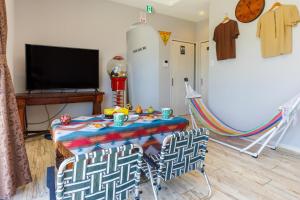 Μια τηλεόραση ή/και κέντρο ψυχαγωγίας στο Large garden & BBQ possible! Kouri Island, 6 people can stay, parking lot available Kouri base Noa