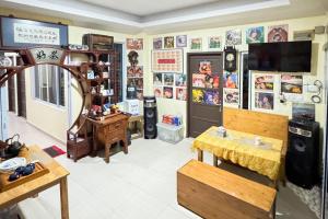 秾莎Urbanview Botania Meeting Point Batam by RedDoorz的摆满家具和电视的客厅