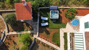 an overhead view of a yard with a swimming pool at Holiday house "LEA" in Lukoran