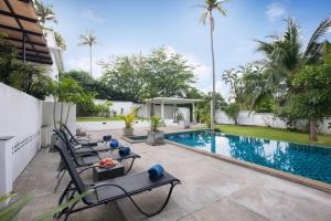 una imagen de una piscina en una casa en Grand 5BR Pool Villa Sea la Vie, en Rawai Beach