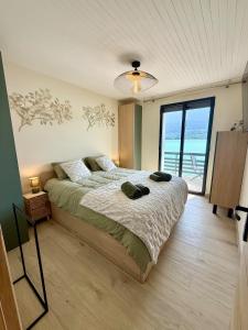 Postel nebo postele na pokoji v ubytování La Maison du Lac sleeps 10 and has air conditioning