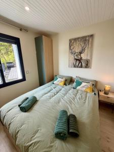 Postel nebo postele na pokoji v ubytování La Maison du Lac sleeps 10 and has air conditioning