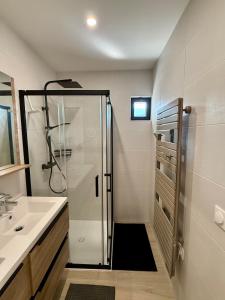 Koupelna v ubytování La Maison du Lac sleeps 10 and has air conditioning + 30 fotografií