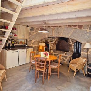 Η κουζίνα ή μικρή κουζίνα στο Le Mas de Rigoulac Gîte le Four +29 φωτογραφίες