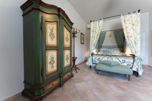 CatignanoにあるTenuta Tre Gemme in Cantina - Suite Tre Gemmeの緑のキャビネットとベッド付きのベッドルーム1室 +12枚の写真