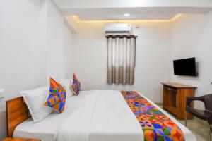 Postel nebo postele na pokoji v ubytování FabHotel Keshava Executive - Nr Mahadji Shinde Chhatri + 23 fotografií