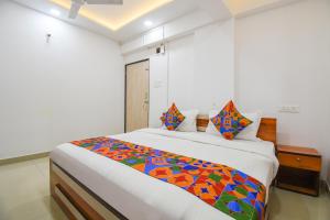 Postel nebo postele na pokoji v ubytování FabHotel Keshava Executive - Nr Mahadji Shinde Chhatri