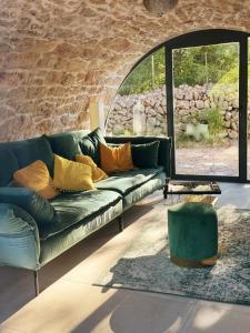 Χώρος καθιστικού στο Stone house Emilia with a pool