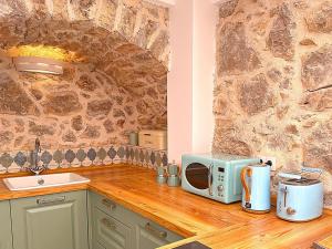 Η κουζίνα ή μικρή κουζίνα στο Stone house Emilia with a pool