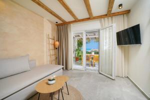 Μια τηλεόραση ή/και κέντρο ψυχαγωγίας στο Studios Aigaio