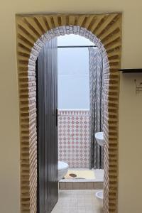 マラケシュにあるSOOFSTAY Guest-houseのトイレ付きのバスルームにつながるアーチ道 +67枚の写真